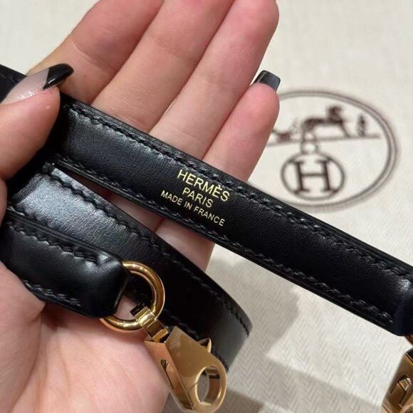 Classic Hermes Bag: A Stylish and Versatile Choice for Elegance - Picture 12 of 12